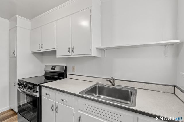 52 Arnold Way 52, West Hartford, CT 06119