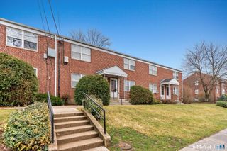 52 Arnold Way 52, West Hartford, CT 06119