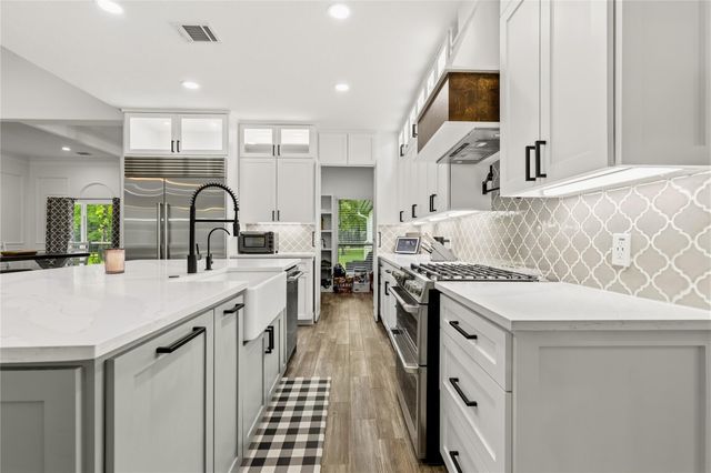 9703 Crestwater Circle, Magnolia, TX 77354