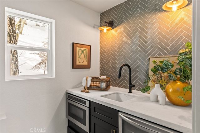 1149 Scenic Wy, Rimforest, CA 92378