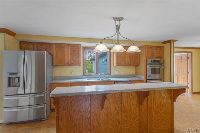 7799 Bainbridge Drive, Clay, NY 13090