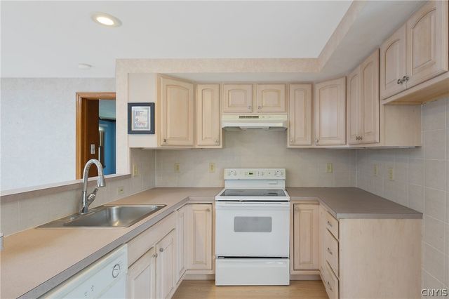 7799 Bainbridge Drive, Clay, NY 13090