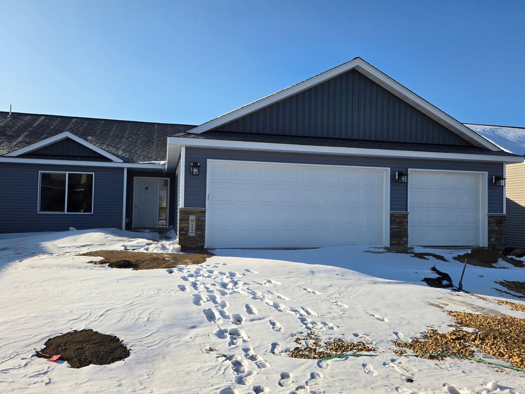 912 Katelyn Circle NE, Montgomery, MN 56069