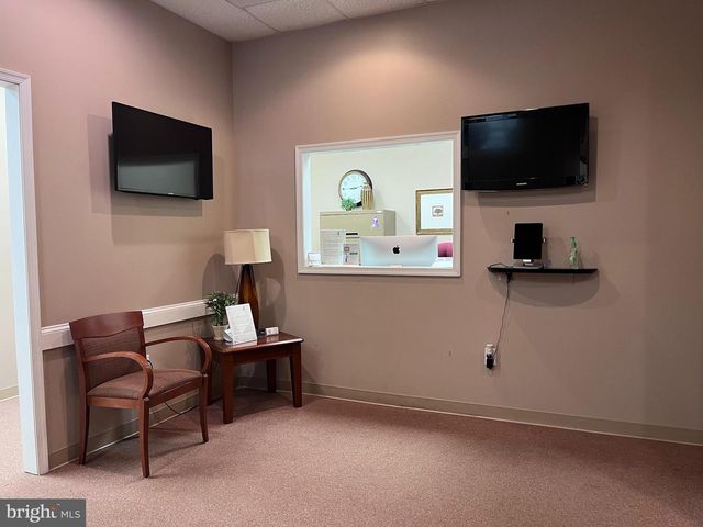 871 W KING, Shippensburg, PA 17257