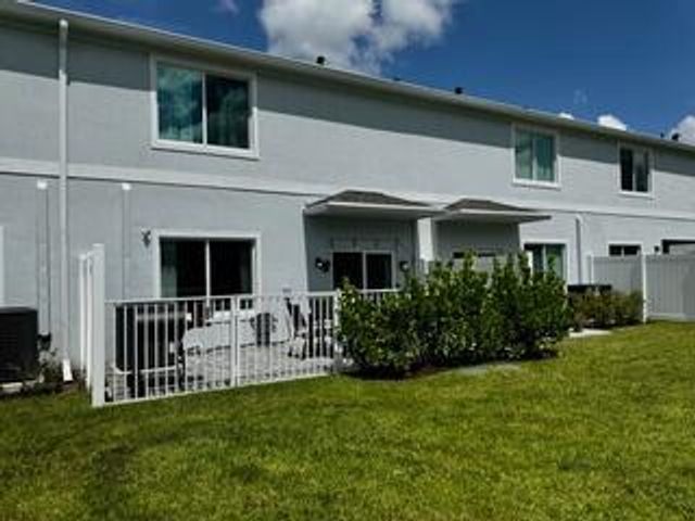 649 NE Waters Edge Lane, Port St Lucie, FL 34983