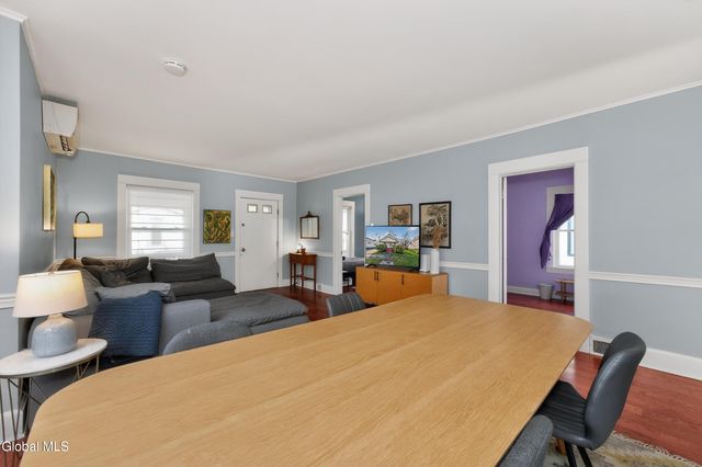 1076 Regent Street, Niskayuna, NY 12309