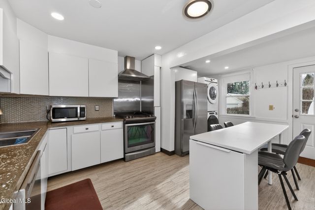1076 Regent Street, Niskayuna, NY 12309