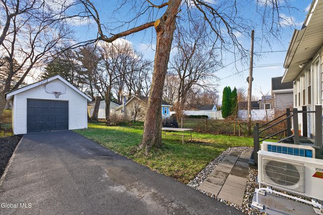 1076 Regent Street, Niskayuna, NY 12309