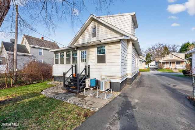 1076 Regent Street, Niskayuna, NY 12309