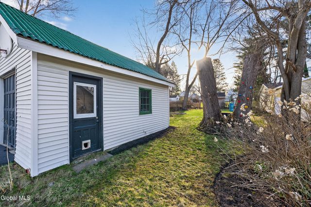 1076 Regent Street, Niskayuna, NY 12309