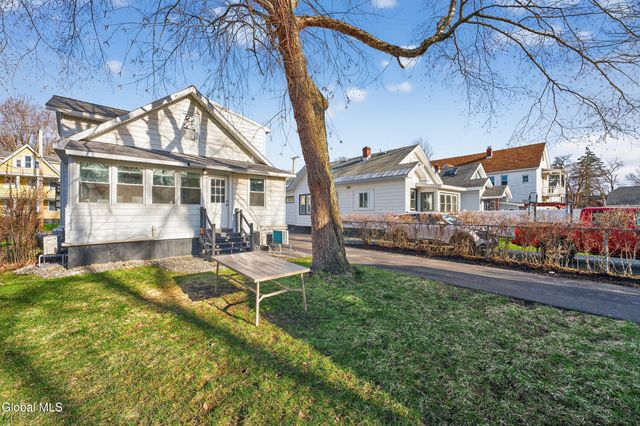 1076 Regent Street, Niskayuna, NY 12309