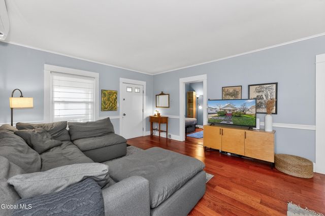 1076 Regent Street, Niskayuna, NY 12309