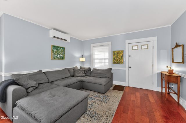 1076 Regent Street, Niskayuna, NY 12309