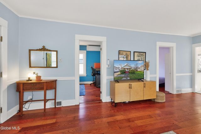 1076 Regent Street, Niskayuna, NY 12309