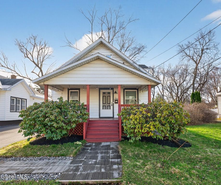 1076 Regent Street, Niskayuna, NY 12309