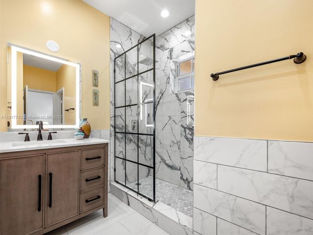 733 NW 170th Ter, Pembroke Pines, FL 33028