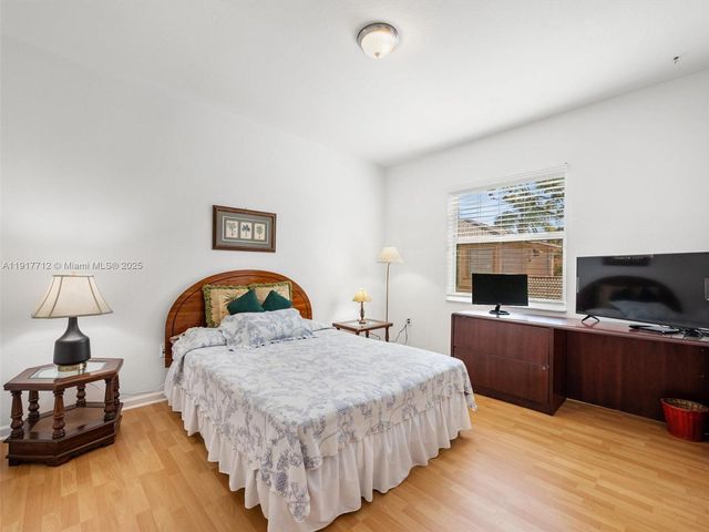 733 NW 170th Ter, Pembroke Pines, FL 33028