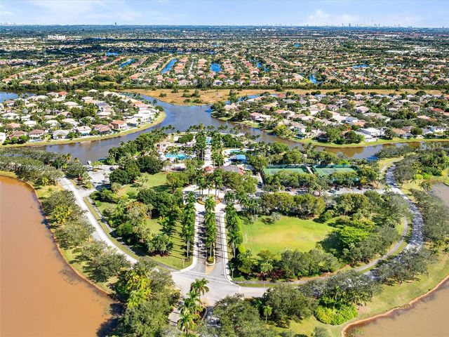 733 NW 170th Ter, Pembroke Pines, FL 33028