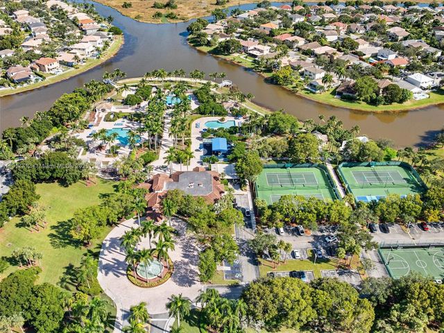 733 NW 170th Ter, Pembroke Pines, FL 33028