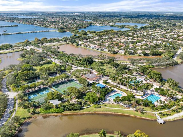 733 NW 170th Ter, Pembroke Pines, FL 33028