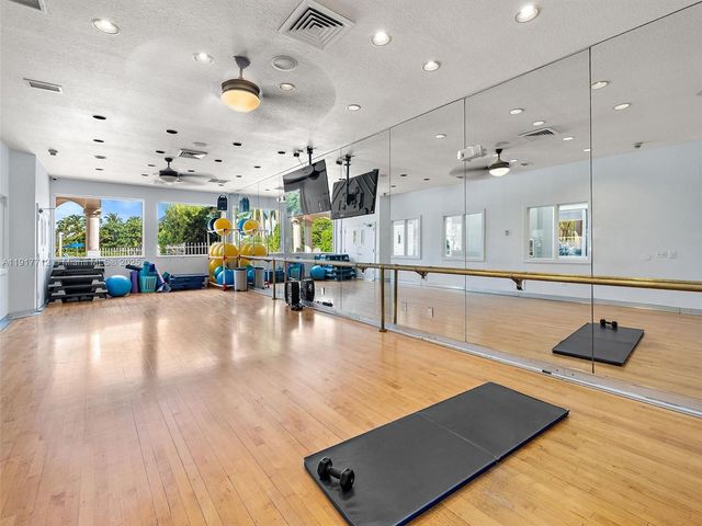 733 NW 170th Ter, Pembroke Pines, FL 33028