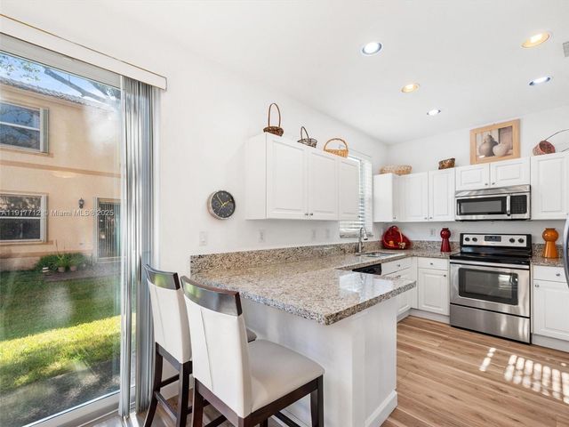 733 NW 170th Ter, Pembroke Pines, FL 33028