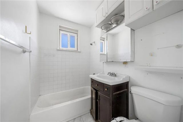 1350 E Hillcrest dr, Thousand Oaks, CA 91362
