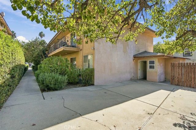 1677 N Lake, Pasadena, CA 91104