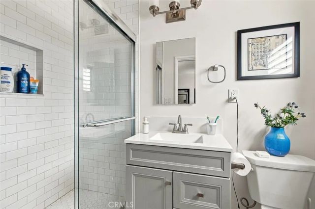 1677 N Lake, Pasadena, CA 91104