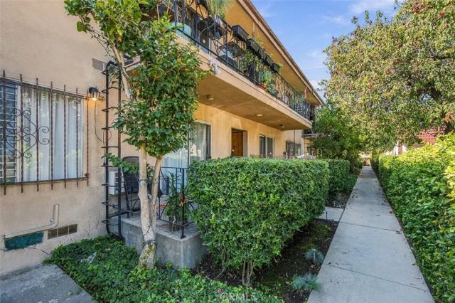 1677 N Lake, Pasadena, CA 91104