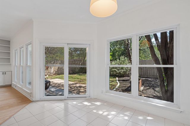 6501 Columbia Oaks CT 10, Austin, TX 78759