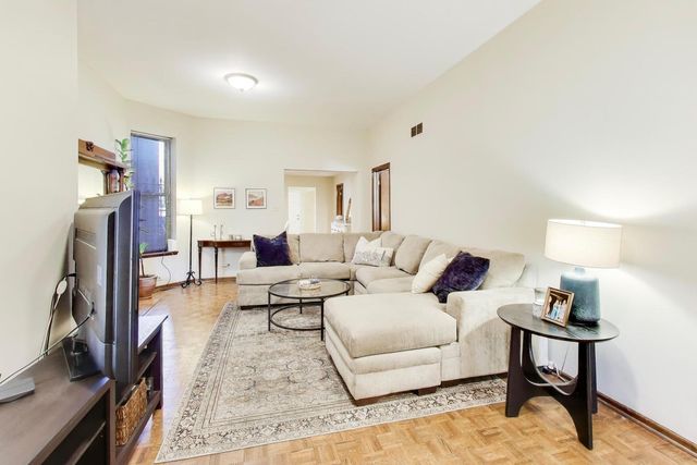 922 W FULLERTON Avenue 1, Chicago, IL 60614