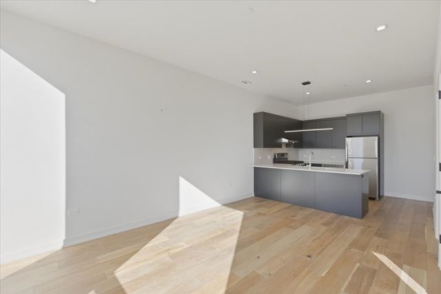 4513 N CLARK Street 411, Chicago, IL 60640
