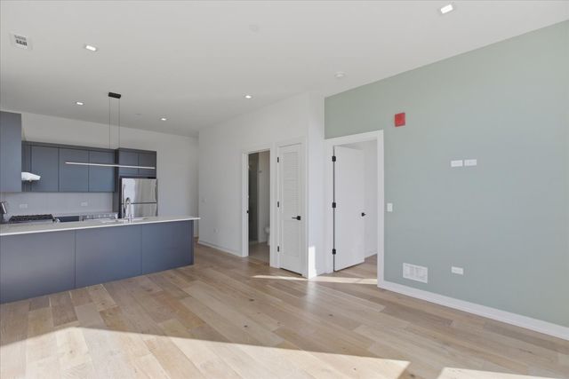 4513 N CLARK Street 411, Chicago, IL 60640