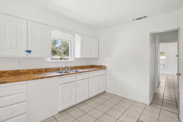 302 S Wood Street, Cleburne, TX 76033
