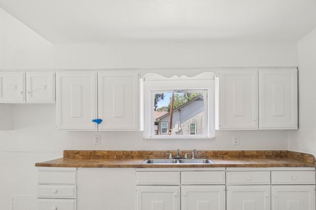 302 S Wood Street, Cleburne, TX 76033