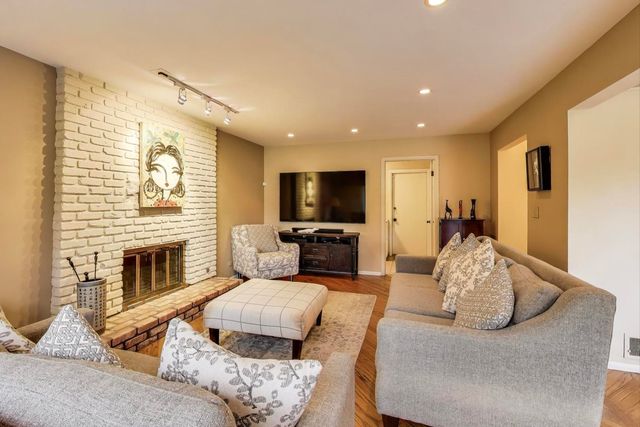 11515 BURR OAK Lane, Burr Ridge, IL 60527