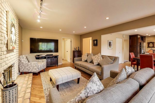 11515 BURR OAK Lane, Burr Ridge, IL 60527