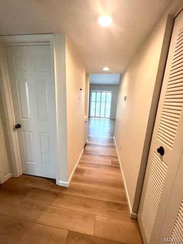 9121 N Swan Circle, Brentwood, MO 63144