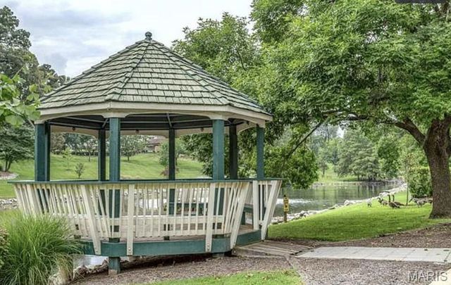 9121 N Swan Circle, Brentwood, MO 63144