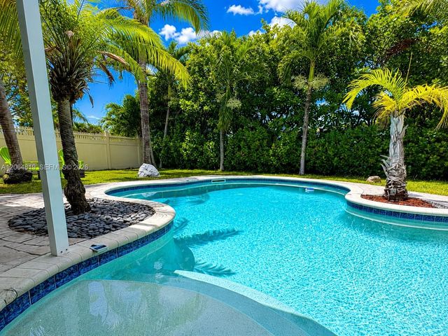 1301 NE 42nd St, Oakland Park, FL 33334