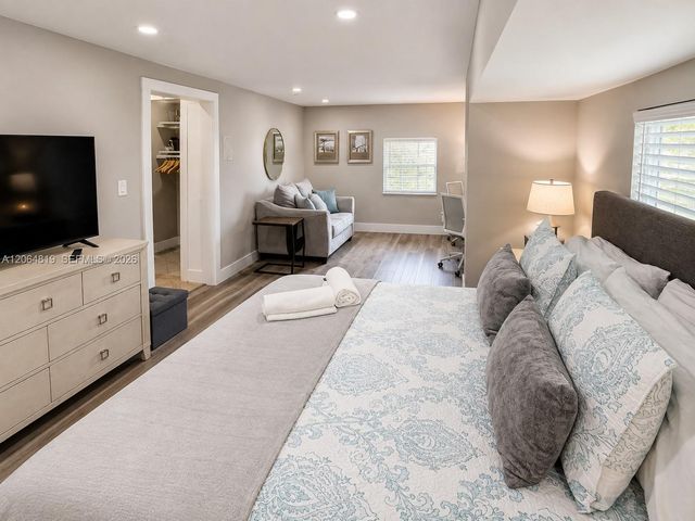 1301 NE 42nd St, Oakland Park, FL 33334