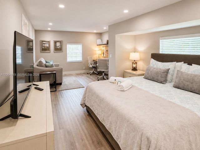 1301 NE 42nd St, Oakland Park, FL 33334
