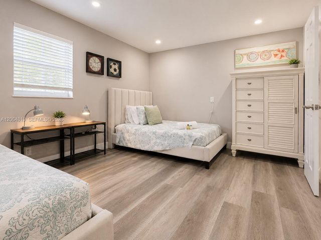 1301 NE 42nd St, Oakland Park, FL 33334