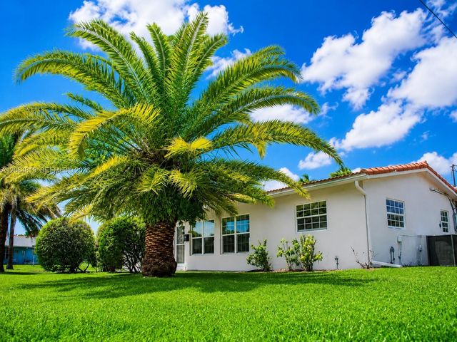 1301 NE 42nd St, Oakland Park, FL 33334