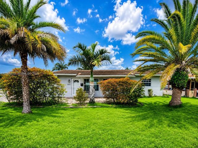 1301 NE 42nd St, Oakland Park, FL 33334