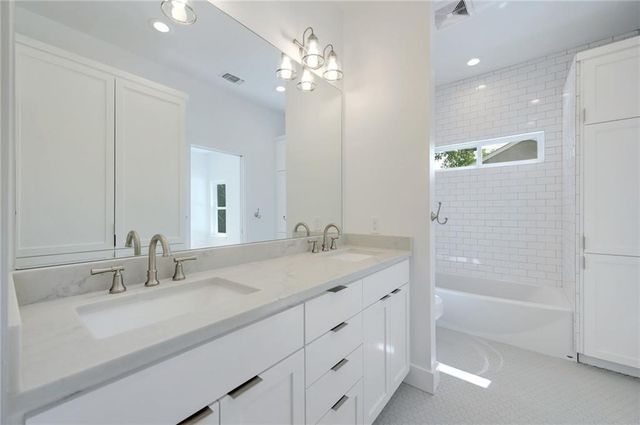 2004 Winsted LN B, Austin, TX 78703