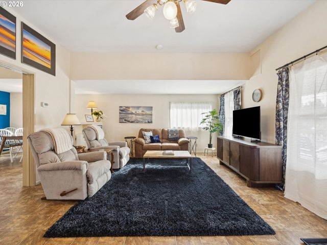 555 Se CEDAR St, Hillsboro, OR 97123