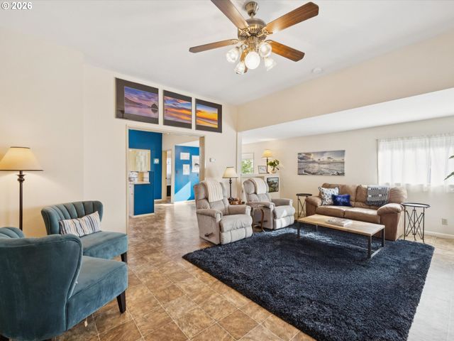 555 Se CEDAR St, Hillsboro, OR 97123