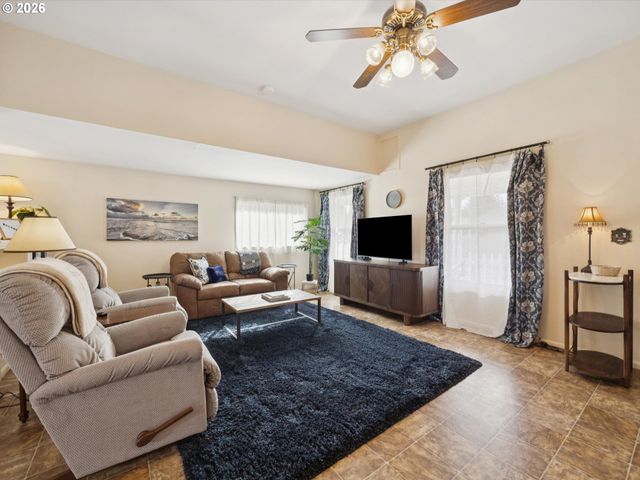 555 Se CEDAR St, Hillsboro, OR 97123